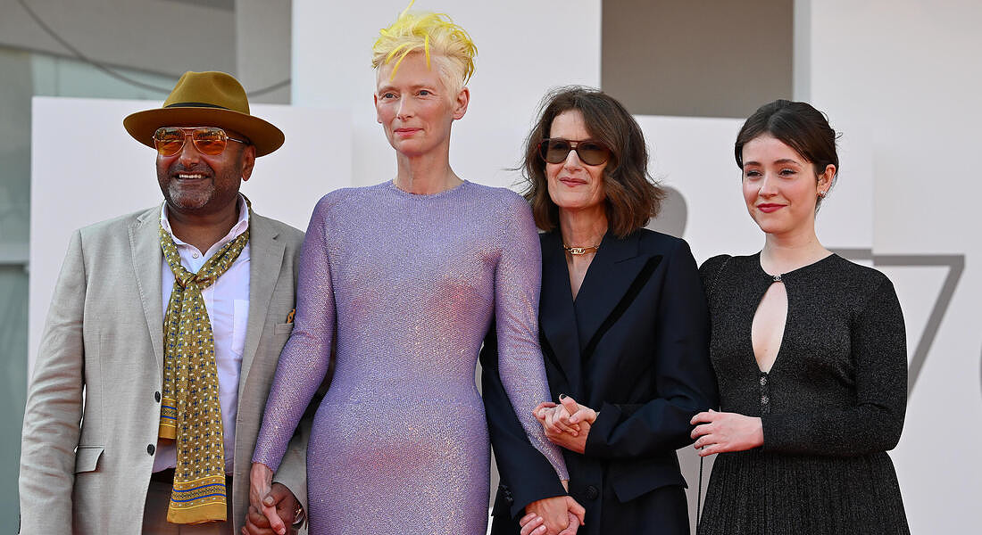Tilda Swinton, British director Joanna Hogg and Carly-Sophia Davies arrive for the premiere of 'The eternal daughter' © ANSA