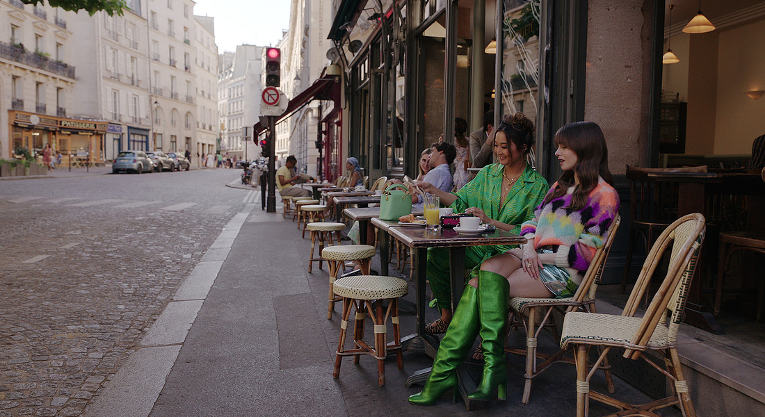 Ashley Park as Mindy, Lily Collins as Emily in Paris 3 @Netflix © Ansa