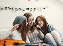 Tre ragazze e il karaoke con lo smartphone. ph. vgajic iStock. (ANSA)