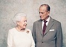 Elisabetta II e il Principe Filippo di Edimburgo ritratti nel 70 ° anniversario di matrimonio 20 novembre 2017.  Foto Matt Holyoak (ANSA)