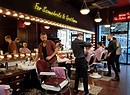 London, Shoreditch: Old Spitafields Market. Un barber shop dove il rito della barba è appannaggio di giovani hipster  (foto di Alessandra Magliaro) (ANSA)