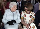 La regina con Anna Wintoour presenzia alla sfilata di Richard Queen durante la London Fashion Week (ANSA)