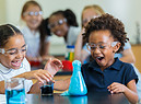 Due bambine si divertono con esperimenti scientifici foto Steve Debenport iStock. (ANSA)