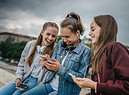 Tre ragazze: la comunicazione passa per gli smartphone. foto iStock. (ANSA)
