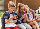 Bambini di scuola elementare con gli smartphone. foto iStock. (ANSA)