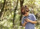 Un bambino con lo smartphone foto iStock. (ANSA)