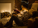 una ragazza legge un libro foto iStock. (ANSA)