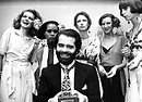 Karl Lagerfeld con alcune modelle in Germania nel 1973 (ANSA)