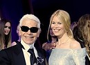 Karl Lagerfeld, morto a 85 anni il 19 febbraio 2019, qui con la modella e musa Claudia Schiffer (ANSA)