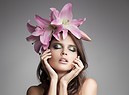 Indie beauty è un fenomeno mondiale: piccole marche indipendenti di successo. Una giovane donna con un fiore in testa e ombretto cangiante foto iStock. (ANSA)