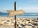 Cercando il detox digitale in spiaggia. foto iStock. (ANSA)