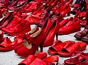 Scarpe rosse simbolo di violenza sulle donne foto iStock. (ANSA)
