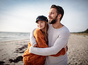 Una coppia felice al mare d'inverno (foto iStock) (ANSA)