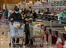 Coronavirus: carrelli pieni per la spesa al supermercato (ANSA)
