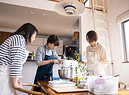In cucina ad impastare con la planetaria foto iStock. (ANSA)