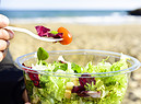 pranzo in spiaggia con contenitori e posate in plastica foto iStock. (ANSA)