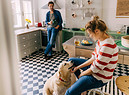 Una coppia amorevole con il cane in cucina foto iStock. (ANSA)