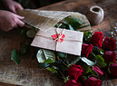 Un mazzo di rose e un biglietto con parole d'amore, tra i regali più classici e graditi a San Valentino foto iStock. (ANSA)
