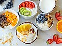 Le bowl di yogurt con cereali e frutta e semi foto Unsplash (ANSA)