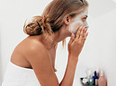 Curare la pelle nel post vacanze. Una donna deterge il viso foto iStock. (ANSA)