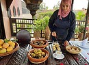 Dar Darma Riad Marrakech - preparazione di cucina tipica marocchina con l'esperta cuoca Maria (ANSA)