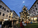 Un enorme albero di Natale in piazza a Pontedera fa da cornice allo shopping natalizio (ANSA)