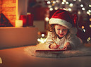Una bambina scrive la letterina a Babbo Natale foto iStock. (ANSA)