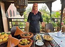 cucina dal Marocco con l'aiuto di Maria, la cuoca del Dar Darma Riad di Marrakech (ANSA)