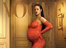 Rihanna con il pancione sulla cover di maggio di Vogue . Foto di Annie Leibovitz (ANSA)
