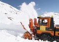 Giro d'Italia, a Campo Imperatore turbine al lavoro per rimuovere la neve