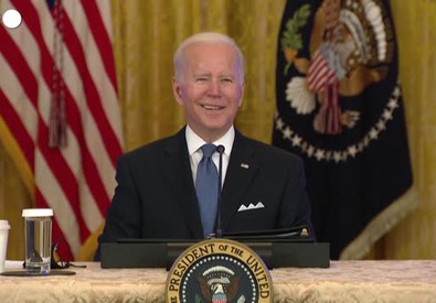 Gaffe di Biden, insulta un giornalista ma non si accorge del microfono acceso