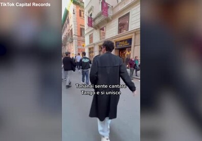 Tananai canta "Tango" con un'artista di strada a Roma