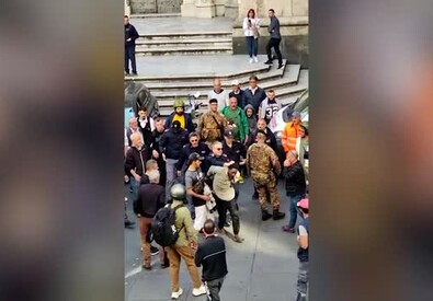 Napoli, polizia interviene per evitare linciaggio del clochard