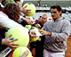 Roma 2006: Federer firma autografi