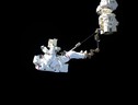 AstroLuca sul Canadarm2, in transito verso la postazione di lavoro dell'Ams (fonte: Luca Parmitano, ESA, NASA) (ANSA)