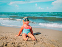 VERO O FALSO - Al mare i bambini devono indossare gli occhiali da sole? (ANSA)