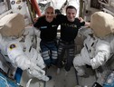 selfie AstroLuca con tuta spaziale: Luca Parmitano dell'Esa e Andrew Morgan della Nasa accanto alle tute spaziali che indosseranno il 25 gennaio (fonte: Nasa) (ANSA)