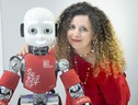 La ricercatrice Alessandra Sciutti con il robot iCub (fonte: IIT) (ANSA)