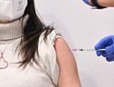 Una vaccinazione anti covid (ANSA)