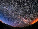 La strie verticali al centro dell'immagine sono le tracce dei satelliti Starlink, che ttraversano quelle lasciate dalle stelle, nel cielo del New Mexico (fonte: M. Lewinsky, CC BY 2.0) (ANSA)