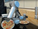 Il robot chef assaggia le uova strapazzate (fonte: Cambridge University, YouTube) (ANSA)