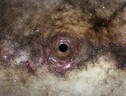 Rappresentazione artistica di un buco nero solitario che vaga nella Via Lattea (fonte: ESA/Hubble, Digitized Sky Survey, Nick Risinger skysurvey.org, N. Bartmann) (ANSA)