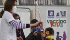 Bambini in attesa in un hub vaccinale a Napoli. Immagine d'archivio (ANSA)