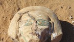 Testa dipinta del coperchio di un sarcofago in pietra, rinvenuto durante una ricognizione nella necropoli dell’Aga Khan (fonte: Piacentini, Università di Milano) (ANSA)