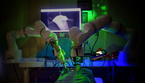 Un momento del primo intervento chirurgico eseguito autonomamente da un robot (fonte: Johns Hopkins University) (ANSA)