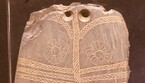 Un gufo inciso su una placca di ardesia conservata al Museo de Huelva (fonte: Juan J. Negro) (ANSA)