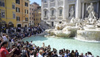 Folla di turisti a Fontana di Trevi (ANSA)
