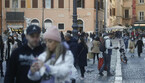 Gente in strada a Roma (archivio) (ANSA)