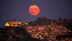 La Luna piena su Castiglione di Sicilia (fonte: Dario Giannobile) (ANSA)