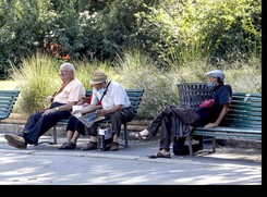 Anziani in una foto d'archivio (ANSA)